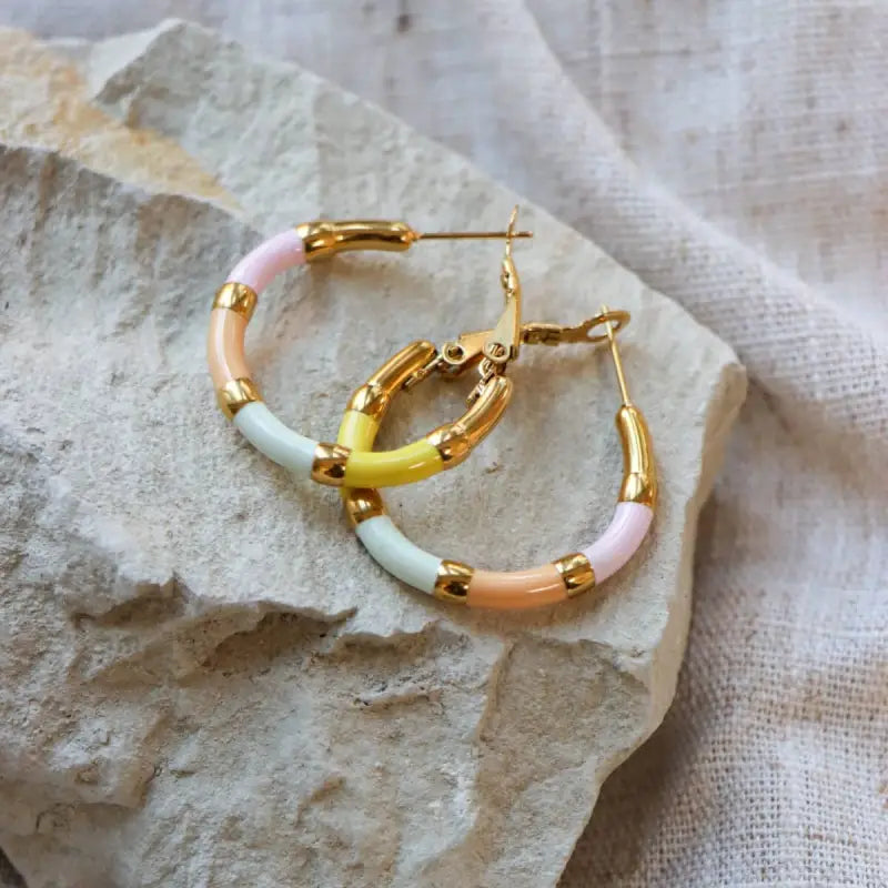 Kiki Hoola Pastel hoola pastel hoop oorbellen met goud en emaille segmenten
