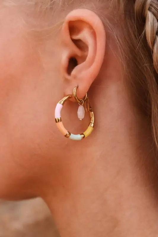 Kiki Hoola Pastel oorbellen met kleurrijke hoola pastel hoop en hangende kraal