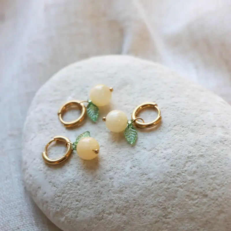 Gold spritz hoop met gele kralen en groene bladeren, perfect voor Kiki Lemon Spritz