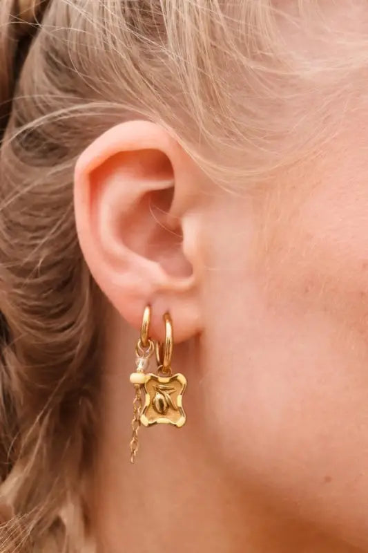 Oor met Kiki Limone Hoop en schattige gouden limoentje, frisse touch en stijlvol