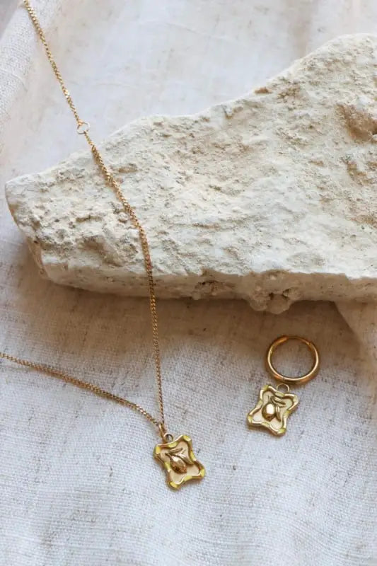Alt tekst: Kiki Limone Hoop met frisse touch en schattige gouden limoentje, gouden sieraden