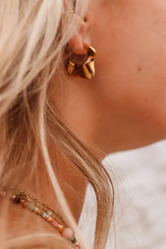 Gouden abstracte oorbellen Kiki Mare Hoop voor een elegante stijlvolle look
