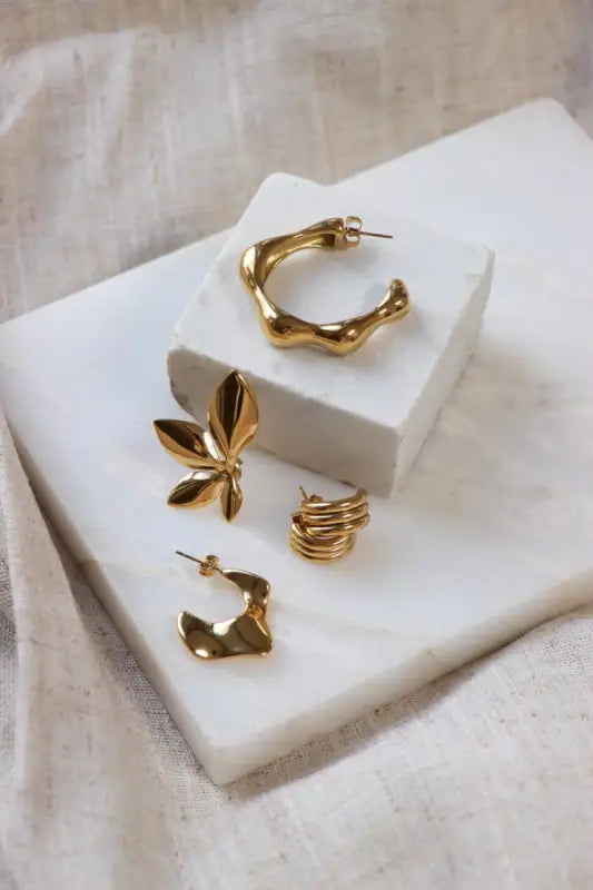 Assorted gold-toned jewelry met Kiki Mare Hoop en elegante gouden oorbellen label Kiki Mare
