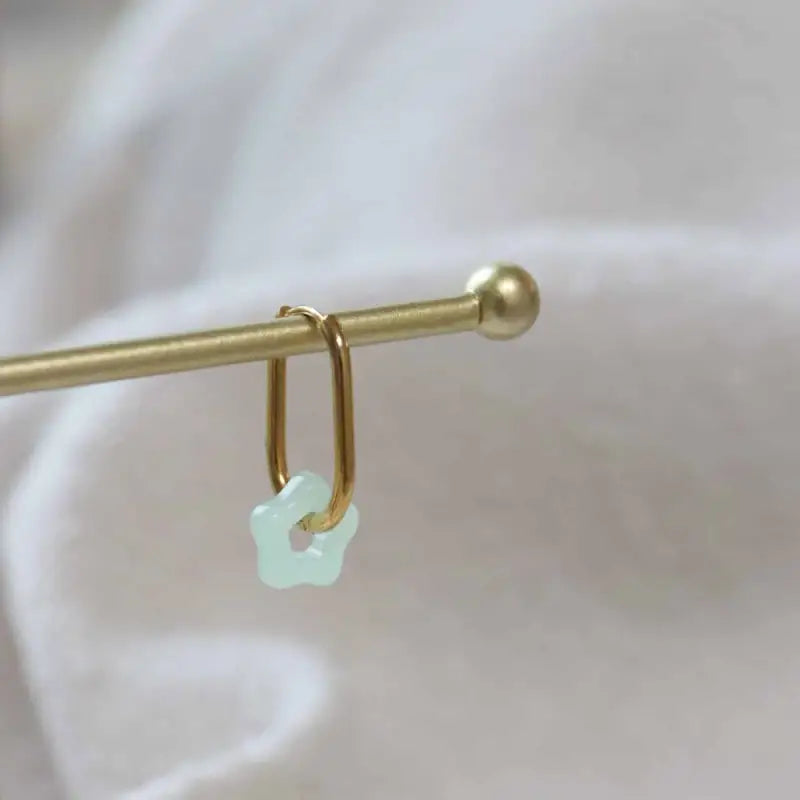 Kiki Oval Mint hoop oorringen met lichtblauwe bloem charm voor dames