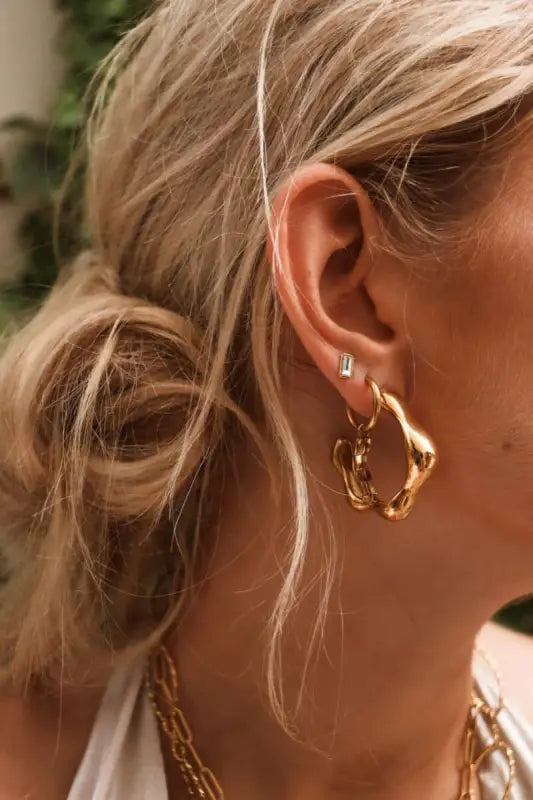 Gouden abstracte hoops oorbellen Label Kiki Big Wavy opvallende oorbellen