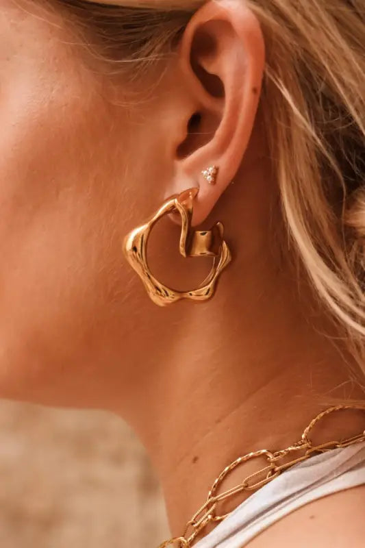Gold abstract hoop earring van Label Kiki Big Wavy opvallende oorbellen