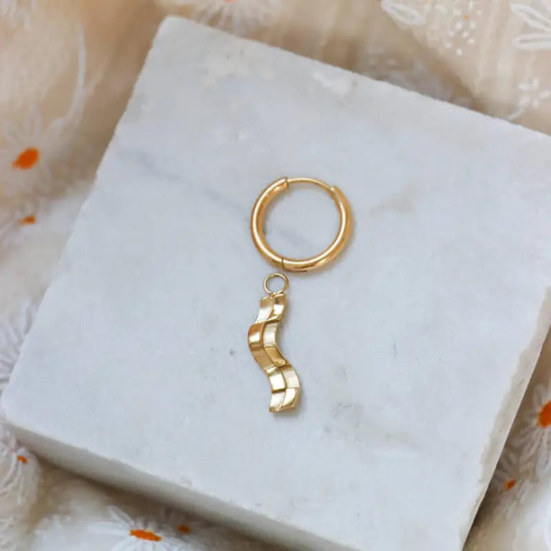 Stijlvolle Kiki Boogie hoop oorbellen met golvende hanger en structuur