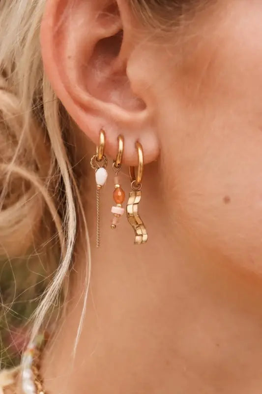 Stijlvolle Label Kiki Boogie gouden oorbellen met golvende hanger en structuur