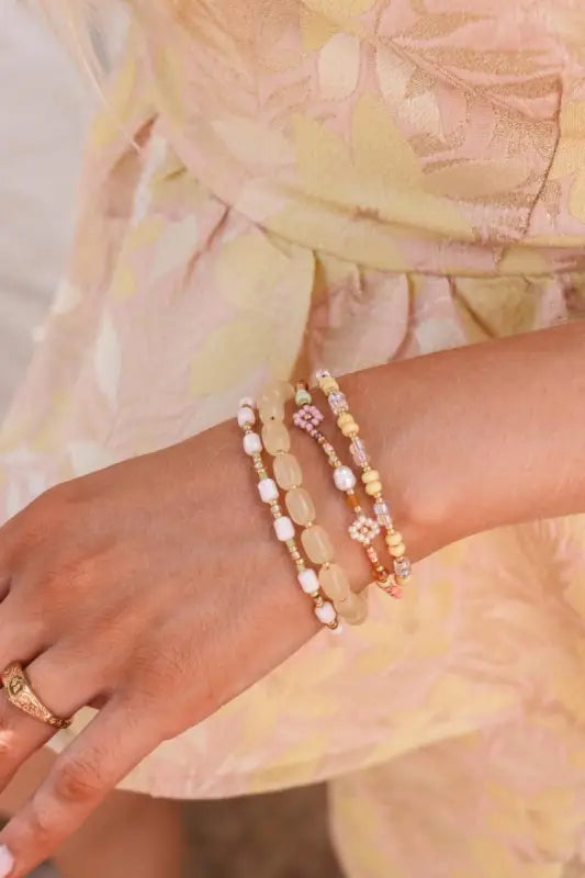 Beaded kiki giallo armband op pols, goud met gouden accenten, label kiki giallo