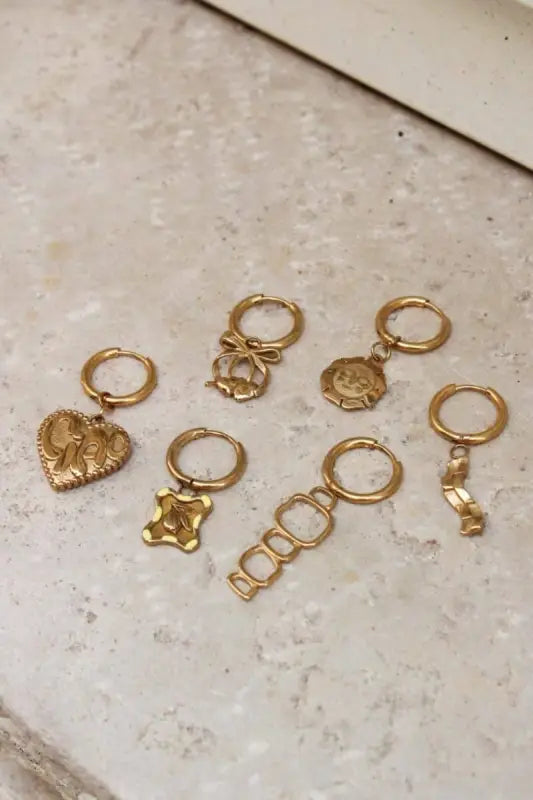 Label Kiki lachende zon hoop oorbellen met bedeltjes goudkleurig en charmant