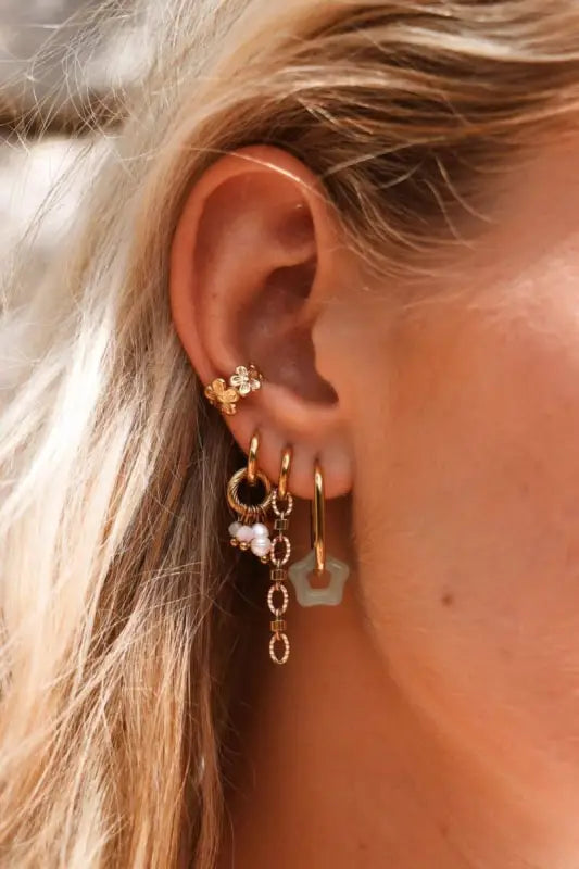 Oor met meerdere goudkleurige Label Kiki Oval Loop Oorbellen en oval loop hoop