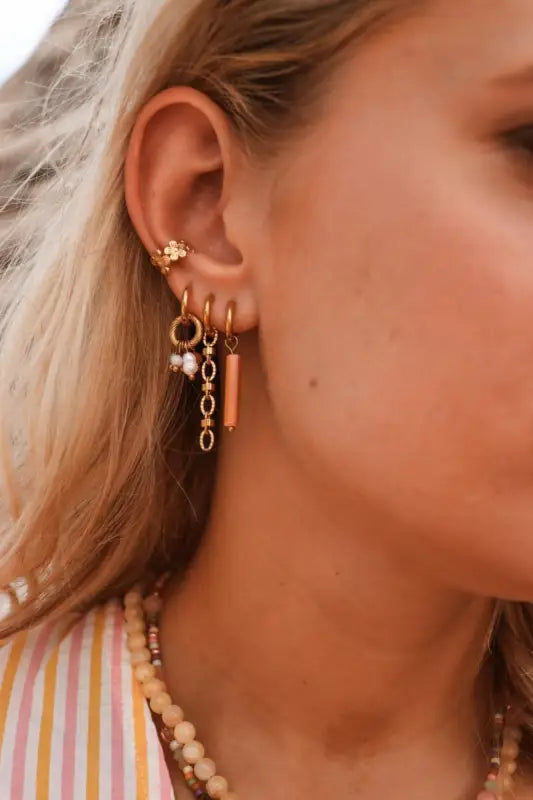 Oorbel met meerdere goudkleurige oval loop earrings van Label Kiki Oval loop