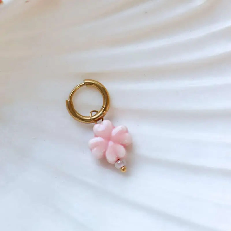 Label Kiki Kiki Pink Clover goud oorbellen met roze bloemen en oranje kralen