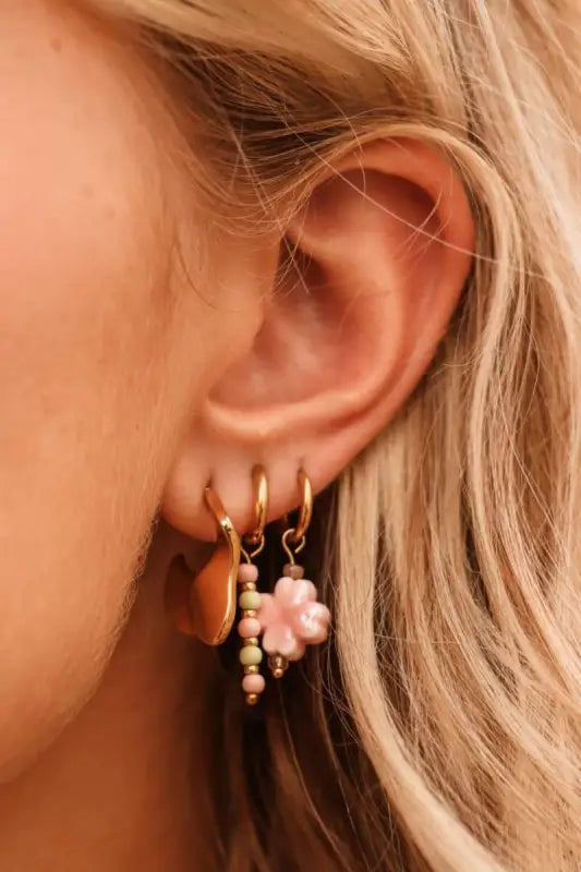 Ear met drie gouden clover hoop oorbellen uit Label Kiki Kiki Pink Clover