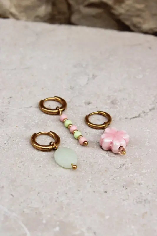 Label Kiki Kiki Pink Clover goud oorbellen met pastelkleurige charme en gouden hoops
