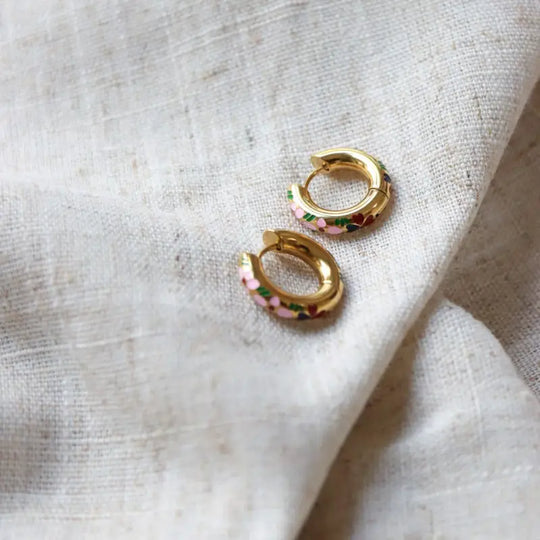 Label Kiki Kiki Pink Flower gouden oorbellen met kleurrijke details zorgen