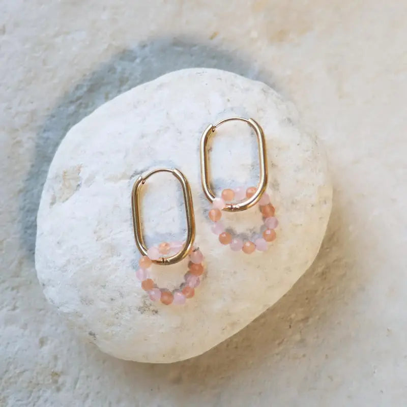 Gouden ovale oorbellen met roze kralen en parels, kiki ovaal oranje style