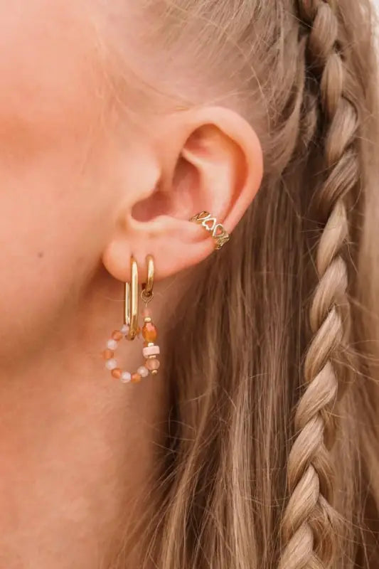 Ovale oranje hoepel oorringen met parels en gouden kralen, perfect voor kiki ovaal oranje stijl