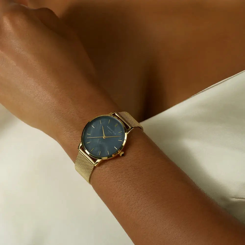 Gold-tone wristwatch met blauwe wijzerplaat uit Rosefield Pearl Edit Mesh collectie