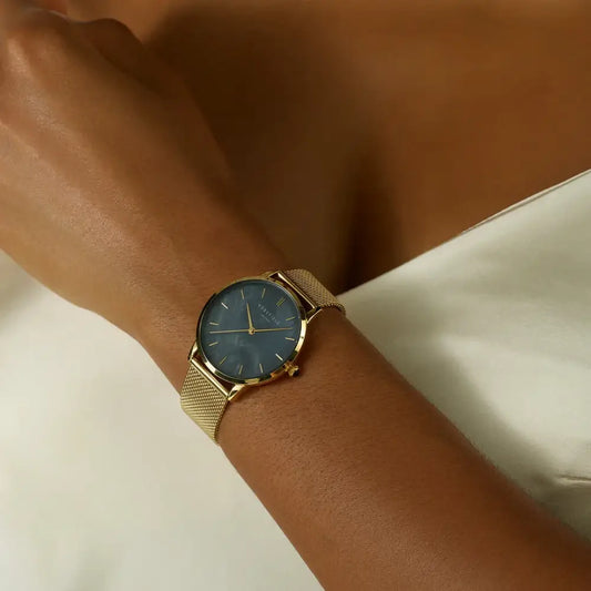 Gold-tone wristwatch met blauwe wijzerplaat uit Rosefield Pearl Edit Mesh collectie