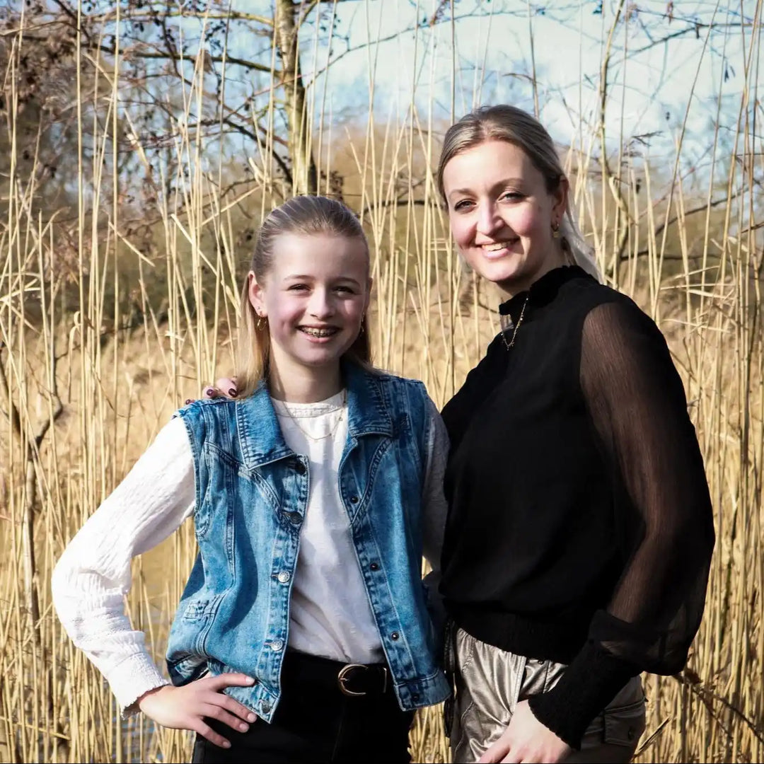 Twee lachende vrouwen.